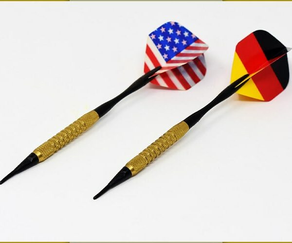 zwei Dartpfeile – jeweils mit der amerikanischen und der deutschen Flagge