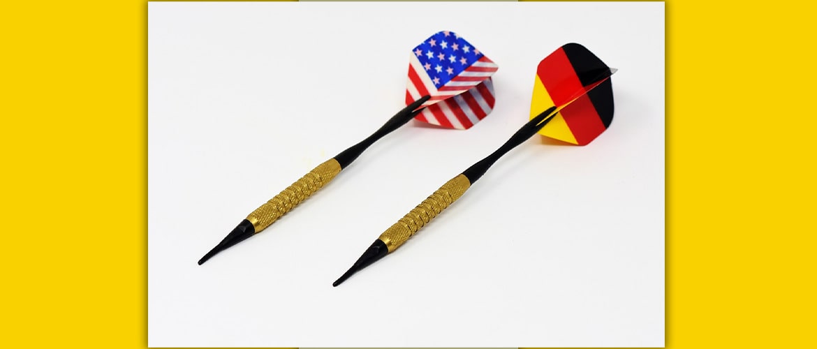 zwei Dartpfeile – jeweils mit der amerikanischen und der deutschen Flagge