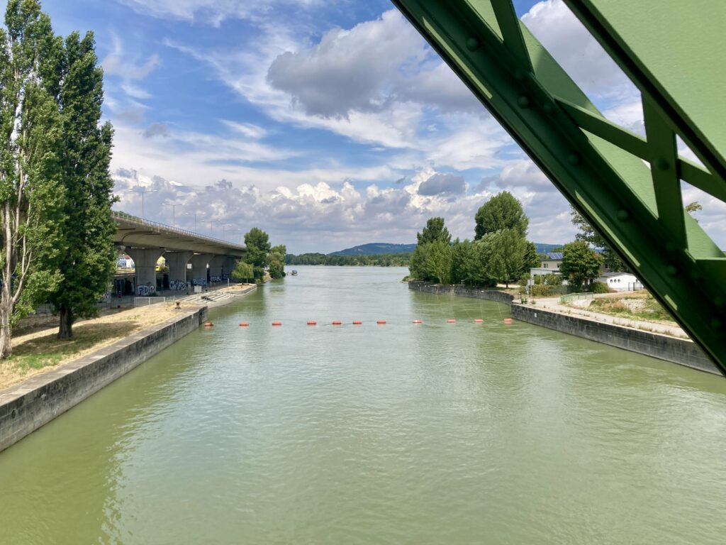 Blick vom Nussdorfer Wehr auf den Donaukanal in Wien.