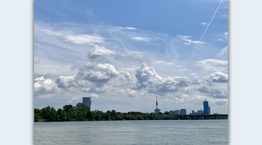 Blick über Wien von der Donau aus