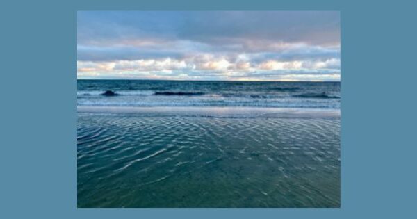 Blick auf die Ostsee in der blauen Stunde mit Wolken