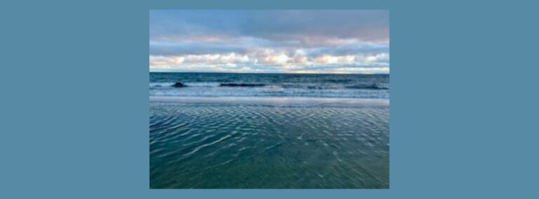 Blick auf die Ostsee in der blauen Stunde mit Wolken